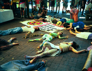 Un grupo de personas que protestaban por la minería de uranio de las tierras aborígenes