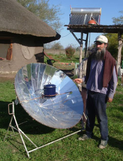 Gustavo Ramírez muestra una cocina solarGustavo Ramírez muestra una cocina solar