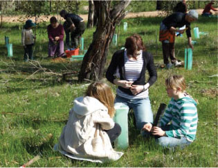 Groupe de personnes plantant des arbres à Commonground