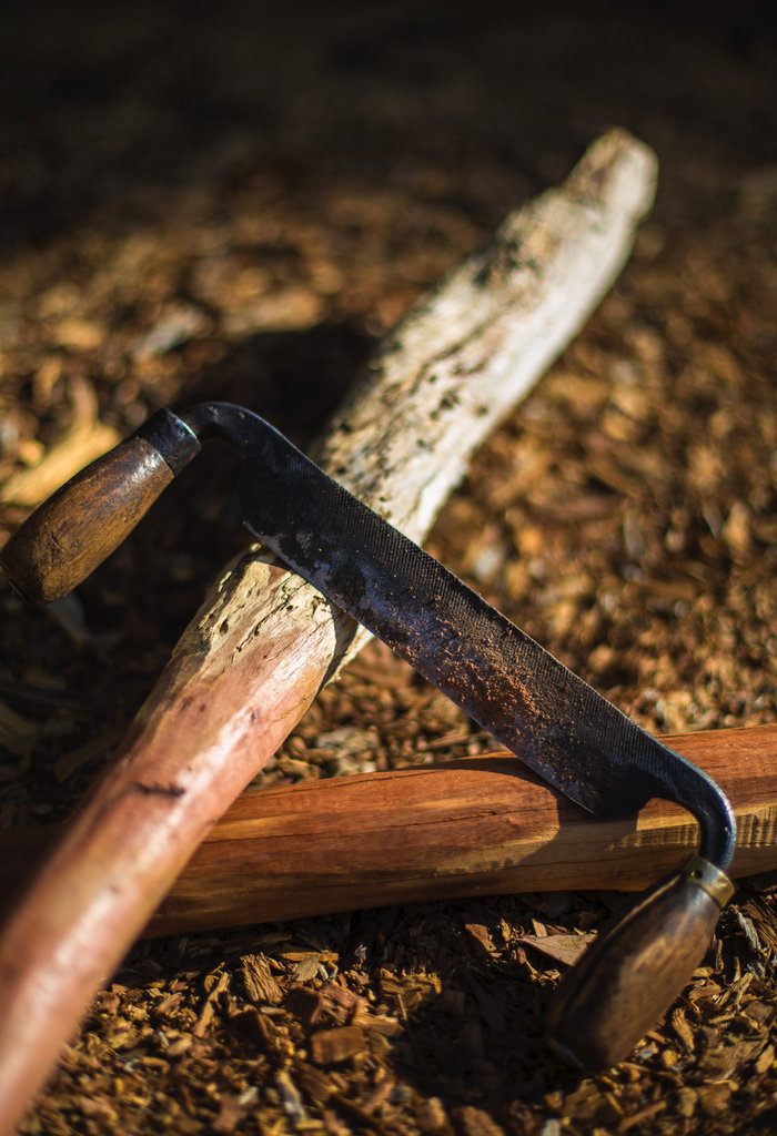 Using a drawknife to transform a branch - Oliver Holmgren